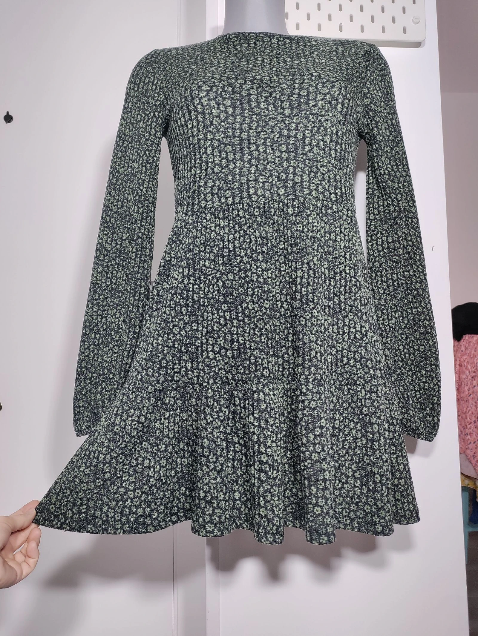 Vestido canalé floral verde Stradivarius – elástico – talla S